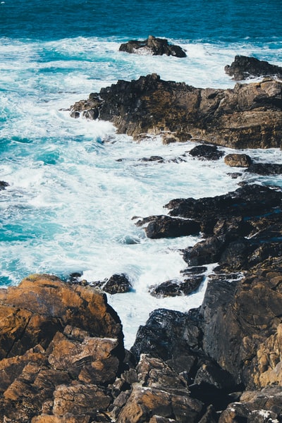 海浪作用下的海上岩石形成